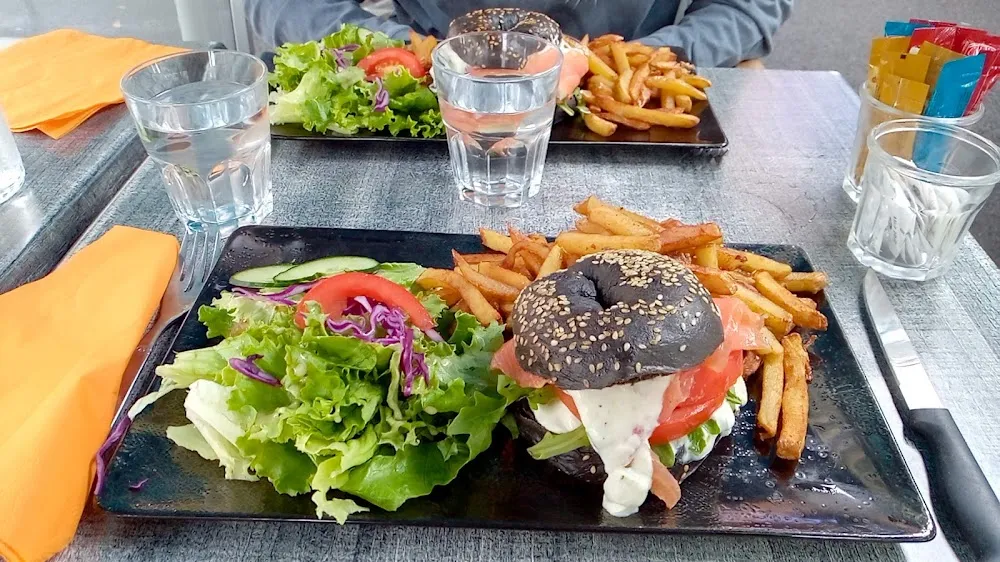 Bagel À L Encre de Séché Et Au Saumon Fumé Frites Maison