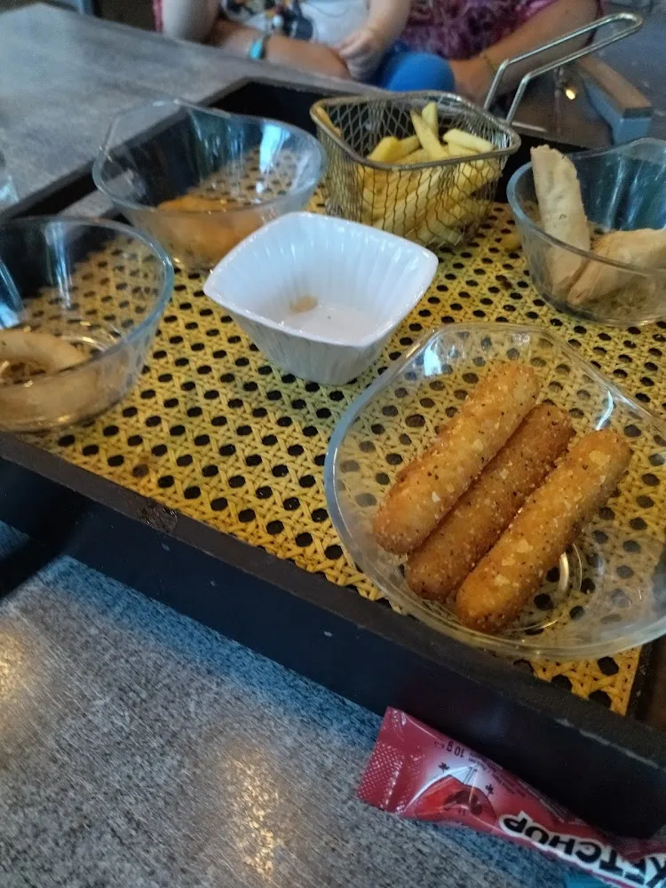 Bagel À L Encre de Sèche Et Frites Maison